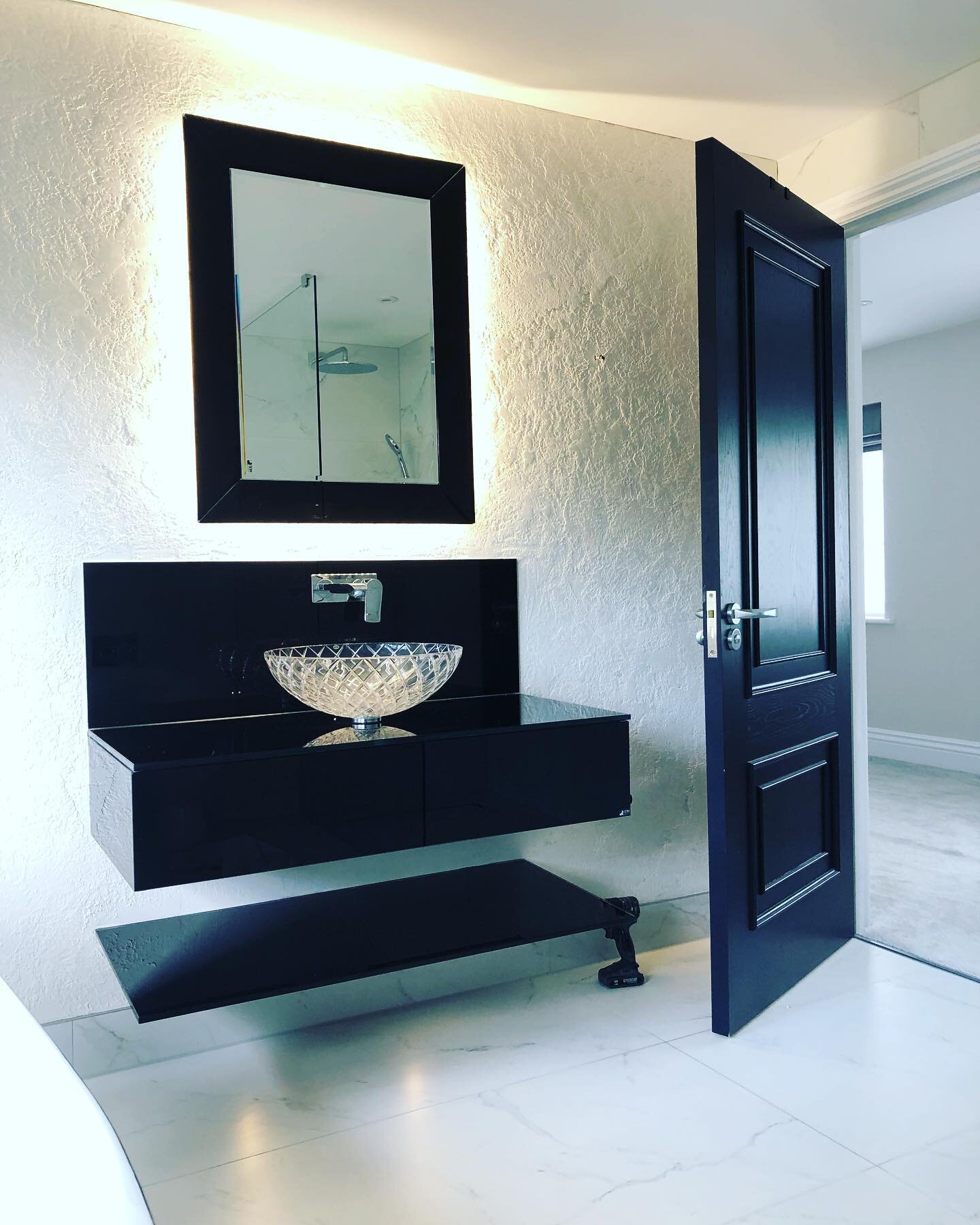 Seriously classy textured finish which complements this room perfectly #gsk_venetian_plastering #texture #white #bathroom #bathroomdesign #pisa #decoreffects #pisaaltadecoracion #esher @pentrilo #masterspentrilo #interior #interiordesign #surrey