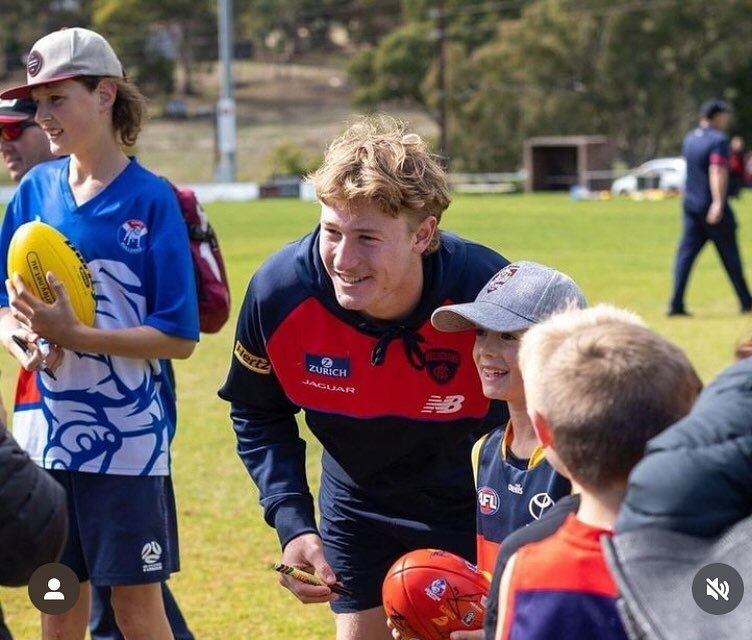 Don&rsquo;t forget #AFL team the @melbournedemons_fc to be at the Pop up Park TODAY!

Friday 5th 10am - 12pm - Free event with football skills clinic, live music, BBQ and crafts

Come join the fun!

@connectmountbarker @mtbarkerdc 
#gatherround #alf 