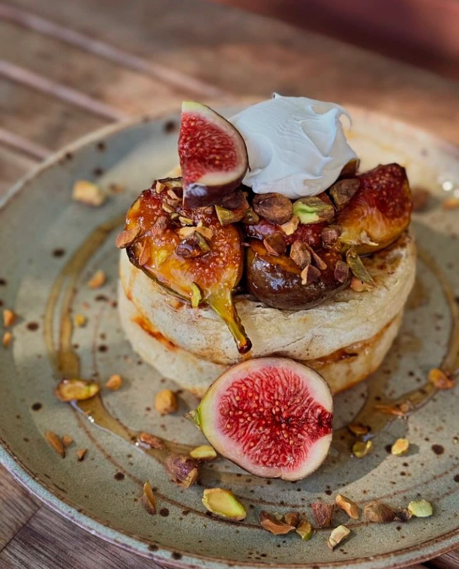 Repost @cafeladyluck 😍

When the locals give us figs we make specials for you. Adelaide Hills crumpets from @craters_crumpets , candied and fresh figs, maple butter, double cream and pistachio. 

#mountbarker #mtbarkersa #adlhills #adelaidehills #lo
