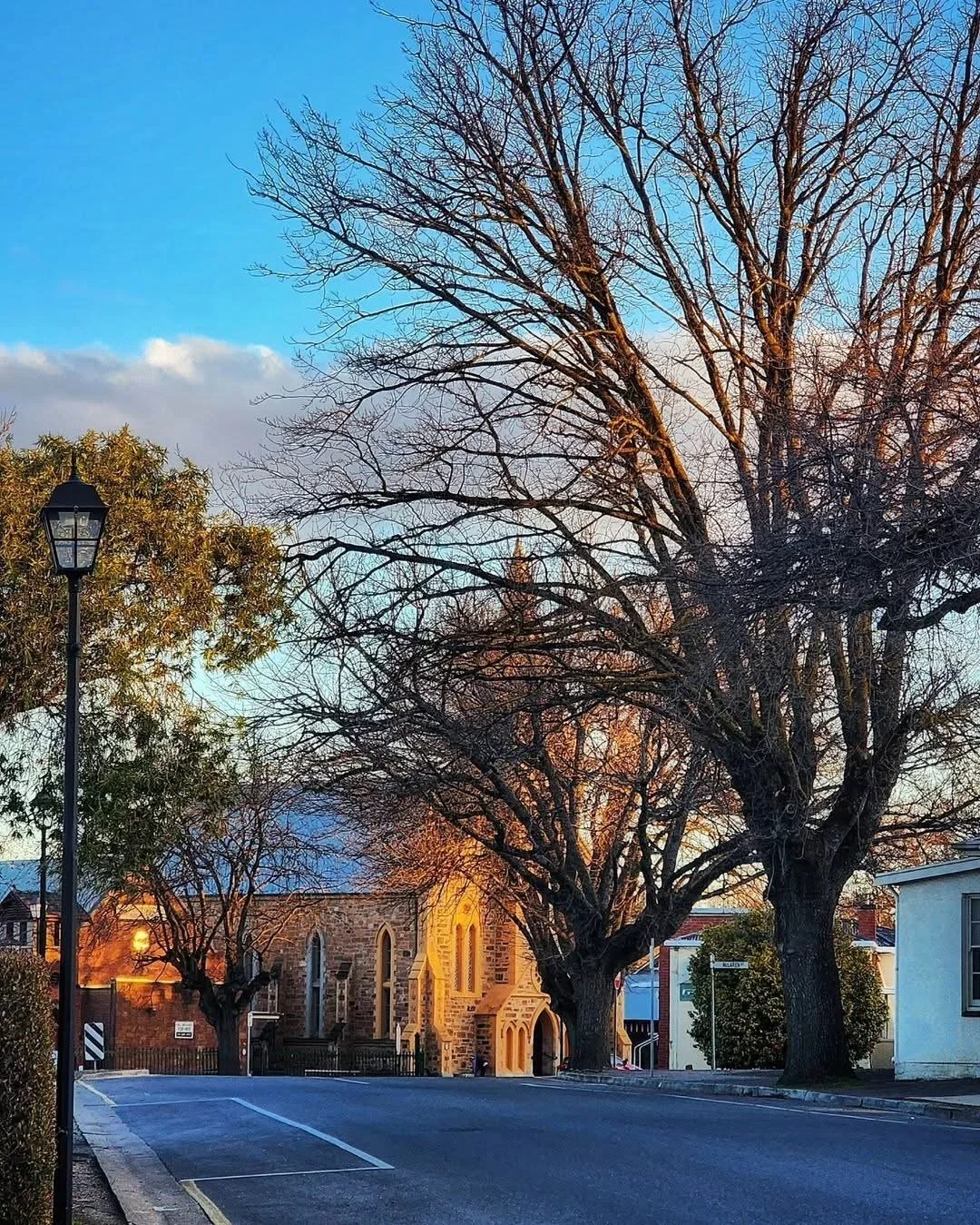 How lucky are we to have such picturesque streets right in the heart of our town. We spy our friends at the Frantic Whisk 👀 there! 

📸 @aquadadventures

#MountBarker #BusinessMountBarker #HeartOfTheHills
