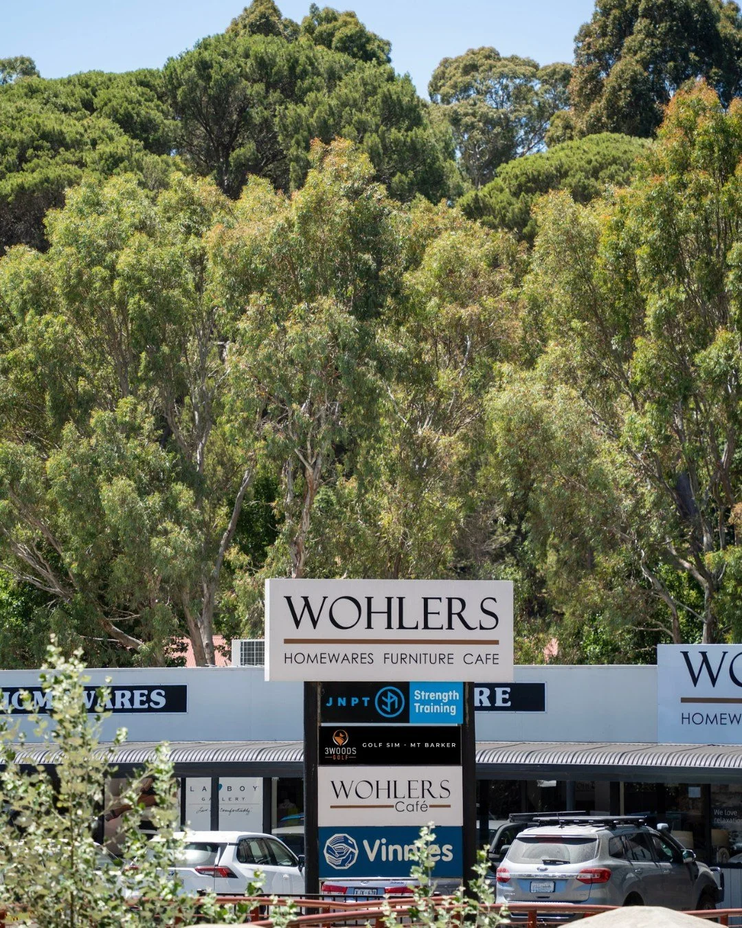 You don't get views like this shopping down the hill! 🌳 Surrounded by lush greenery, the shopping complex at 79 Gawler Street features @wohlers_homewares_furniture, @jnpt_mtbarker, Vinnies Australia &amp; @3woodsgolfsim.

Tucked inside Wohlers you'l