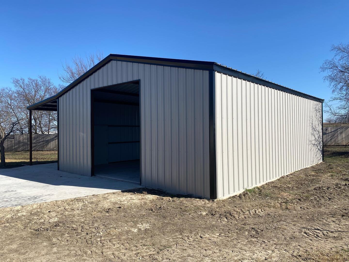 A great shop and perfect size awning. Let&rsquo;s get you one of these! Message us today to get a quote. 🔥👍