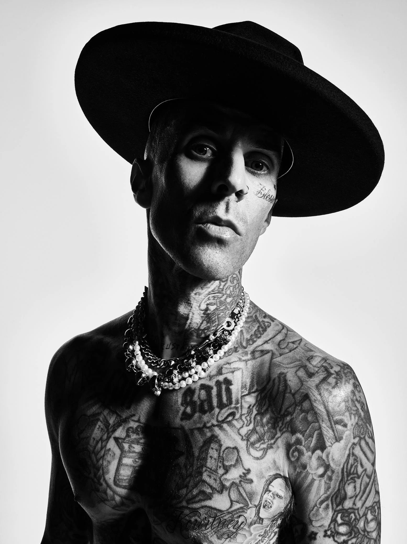 a96dfdea-2ff1-4fb4-ba3a-1922d70d1229-01_travis_barker_0084_v2.jpg