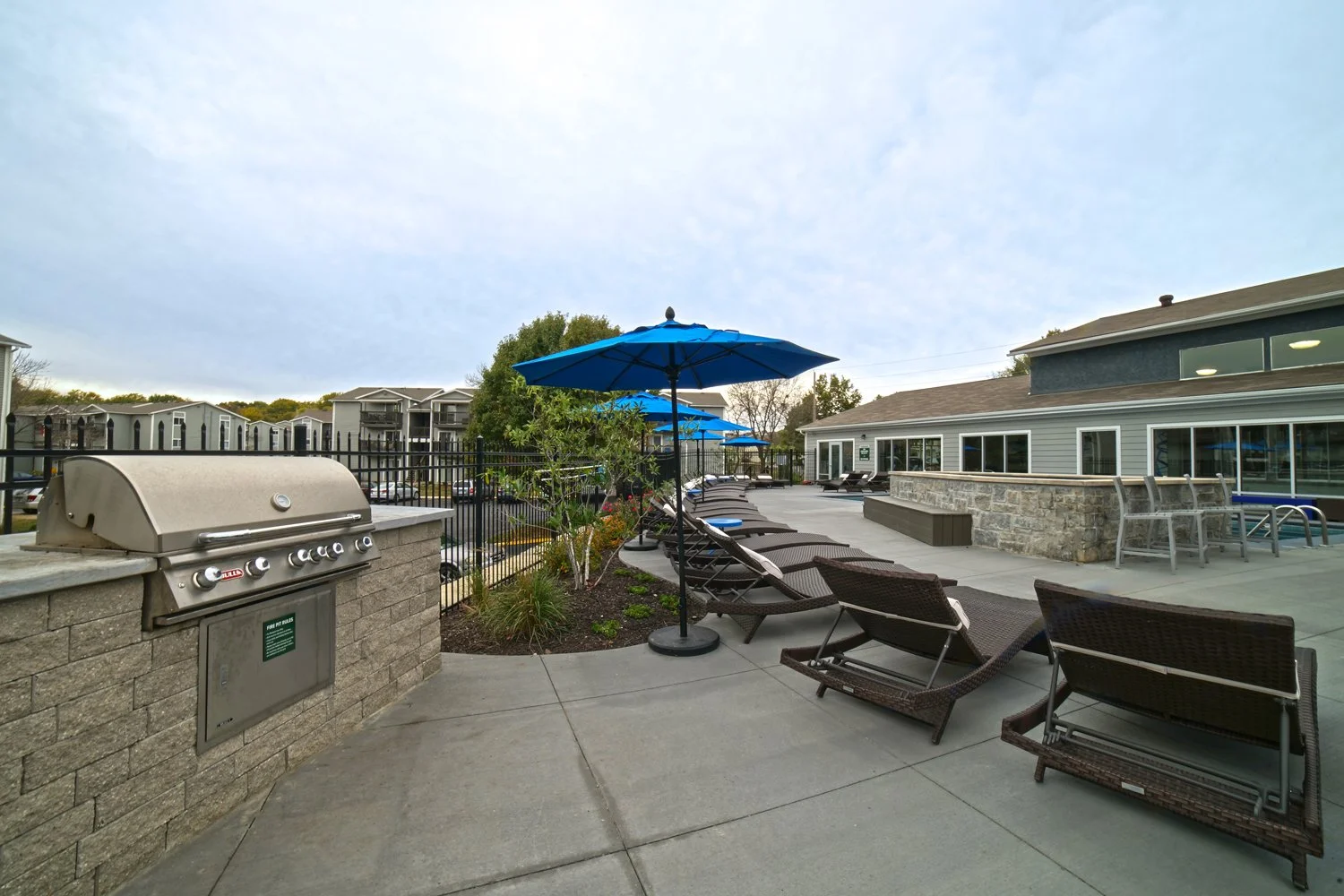grilling-area-pool-the-rockland-lawrence-kansas-student-living.jpg