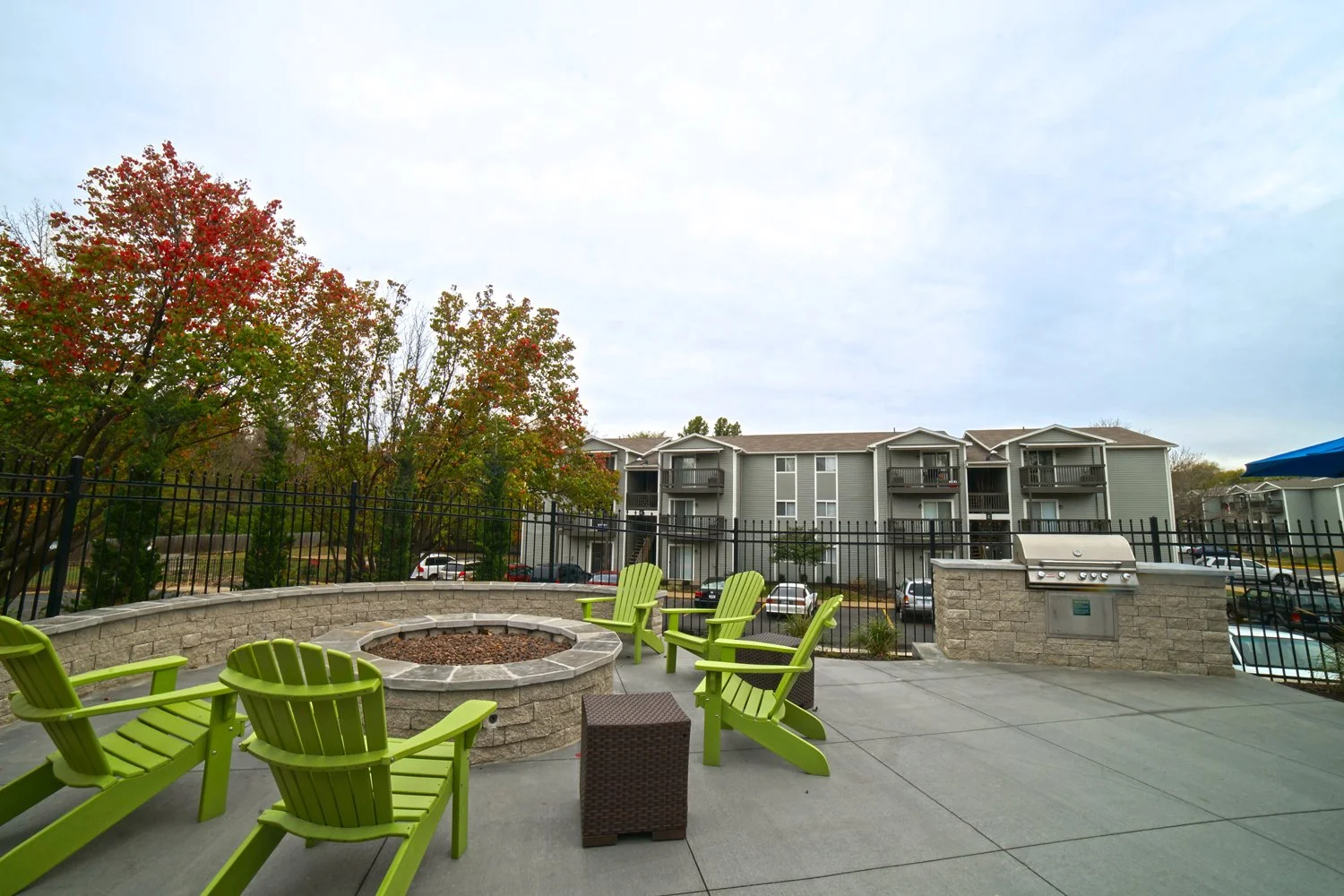 firepit-grilling-area-the-rockland-lawrence-kansas-student-living.jpg