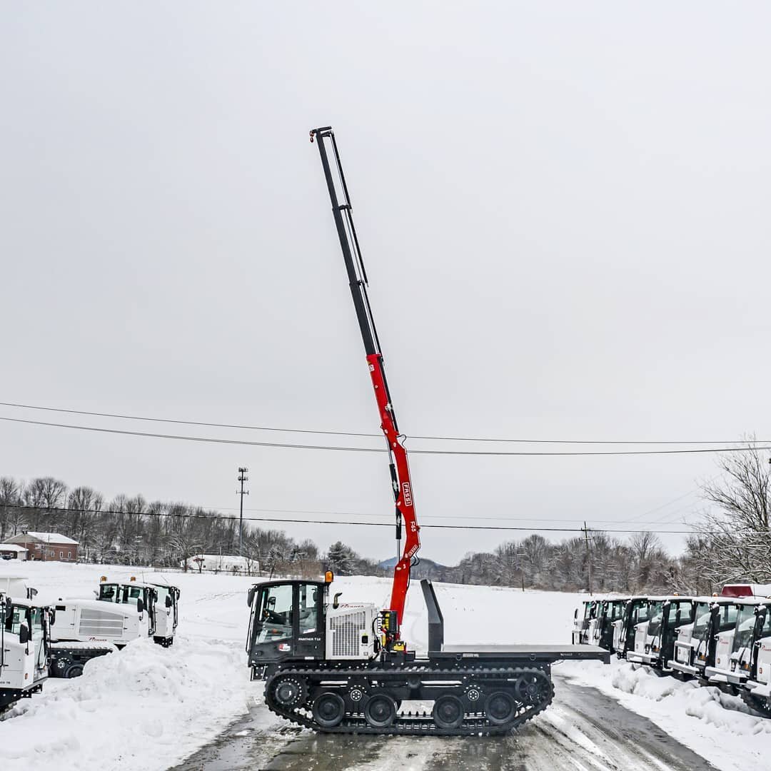 Another one of our #PantherT12 #crawlercarriers with a @fassiofficial F65 crane.

#multimachineinc #multimachine #prinothpanther #prinoth #trackedvehicle #lowgroundpressure #constructionequipment #heavyequipment #pipeline #pipelining #yellowiron #cat