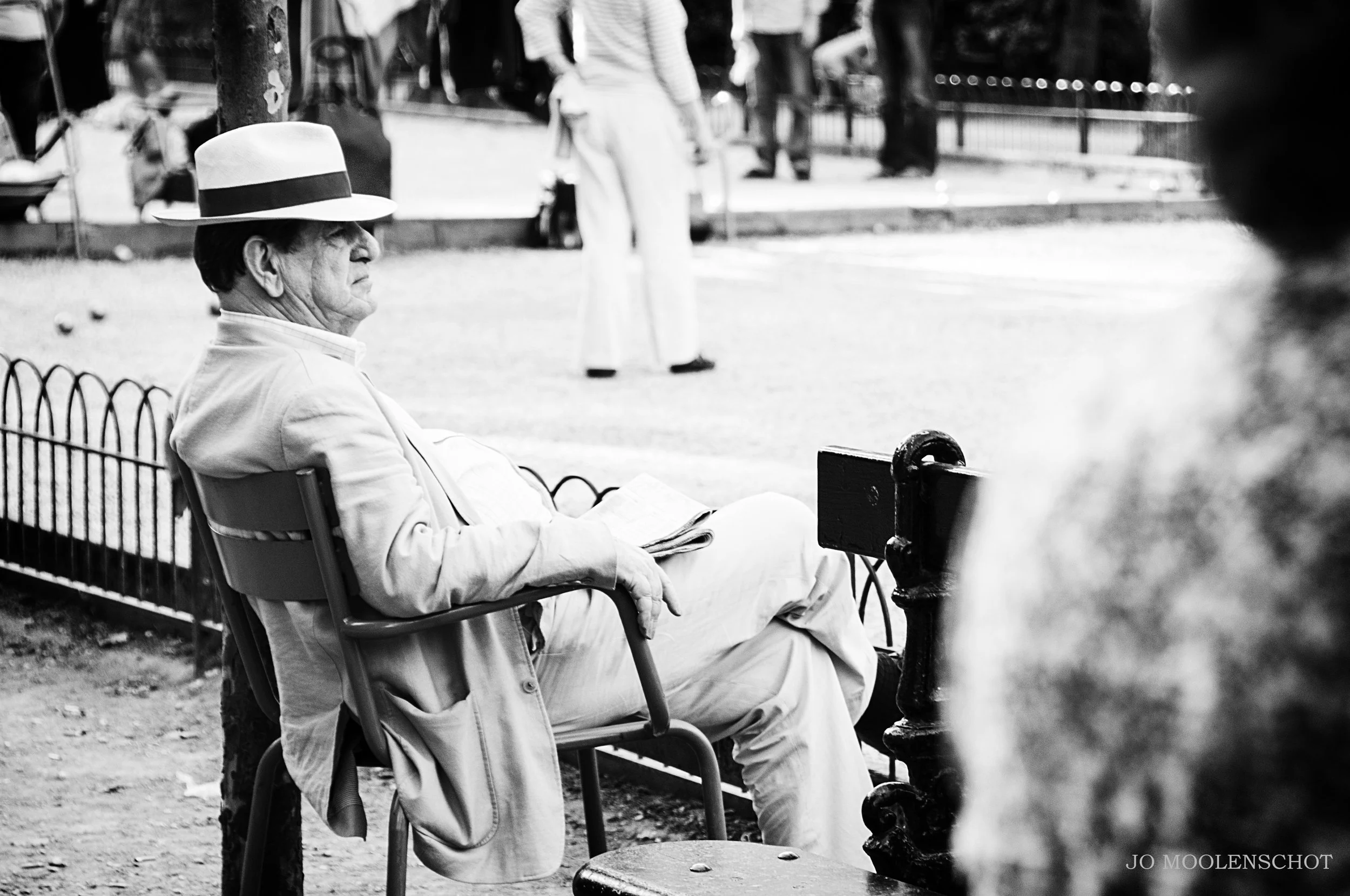 Man watching boules and pétanque Jardin Des Luxembourg Paris.jpg