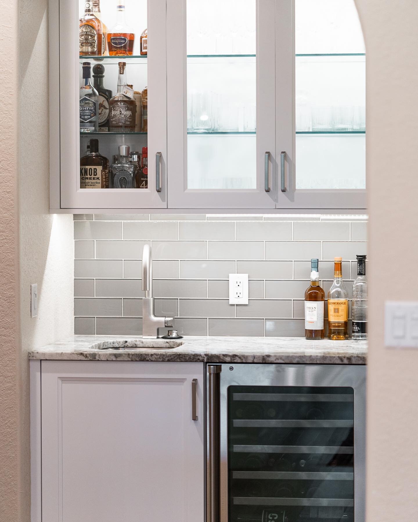 We love to make the most of every inch of space. Our Elegant Transitional project features a custom wet bar tucked away just off the main kitchen space. 
&bull;
&bull;
#kitchendesign #kitchen #kitchenremodel #kitchendecor #kitchengoals #accentwall #i