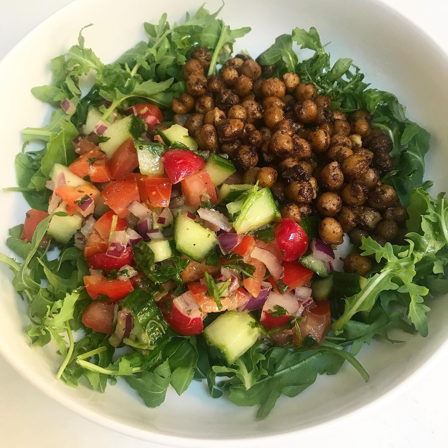 Spiced chickpea and fresh vegetables salad! #tomatoes #onions #peppers #coriander #parsley #radish #chickpeasalad #spices#healthyfood #greenwicheats #royalteas