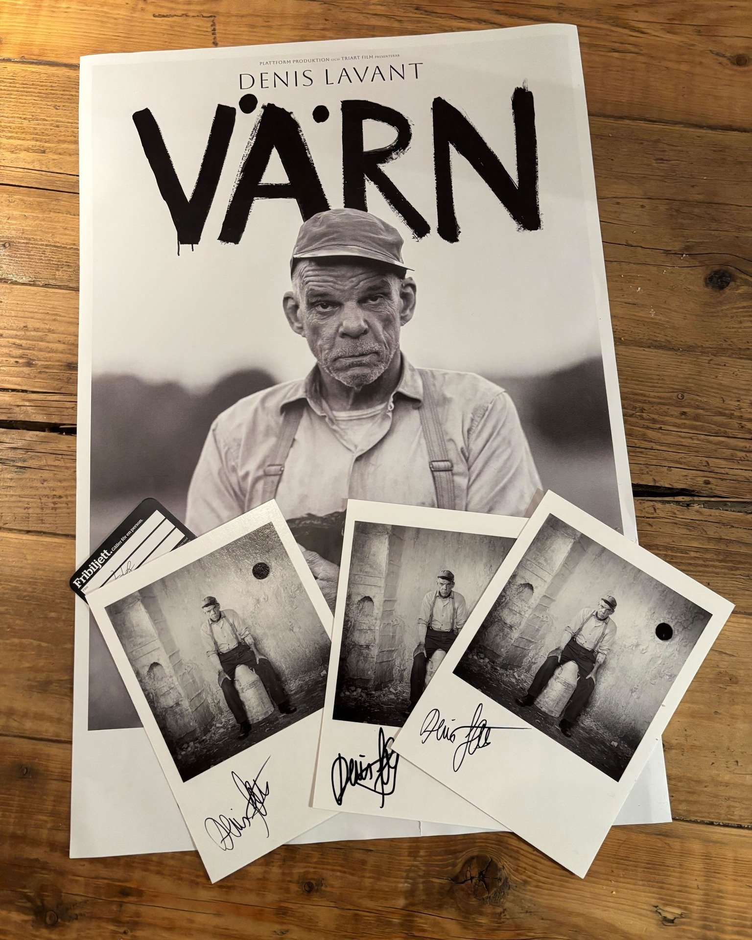T&Auml;VLING! Vinn tv&aring; fribiljetter och ett signat fotografi av franska ikonen Denis Lavant. Den 27 februari har John Skoogs film "V&auml;rn" premi&auml;r. &Auml;r ni lika nyfikan som vi p&aring; att se Lavant i i huvudrollen som lant