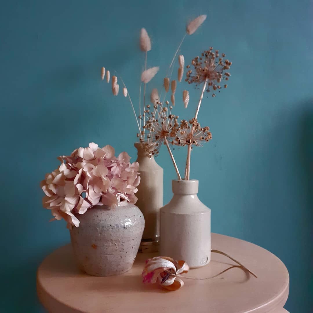 Love these beautiful vintage vases from @vintage_at_the_vicarage 
#driedflowersstyle 
#vintagebottles 
#lovelydriedflowers