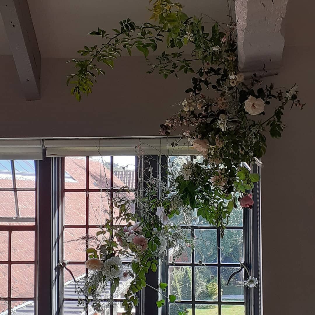 Another lovely day with @catkinflowers and @firenzaflowers and of course, @thewalledgardener, @margandbarb and @zairaguerra Always a pleasure spending time with such  lovely and supportive people.
#nofoamflorals #britishflowers #seasonalfloristry #we