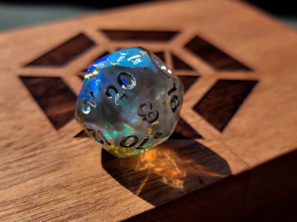 @levelupdice and I teamed up to bring you star facets dice to the resin world. These are available from their booth at #paxwest2022 and their website after. 

If you always wanted a star cut d20 this is a great way to get one!!

#d20 #resindice #dice