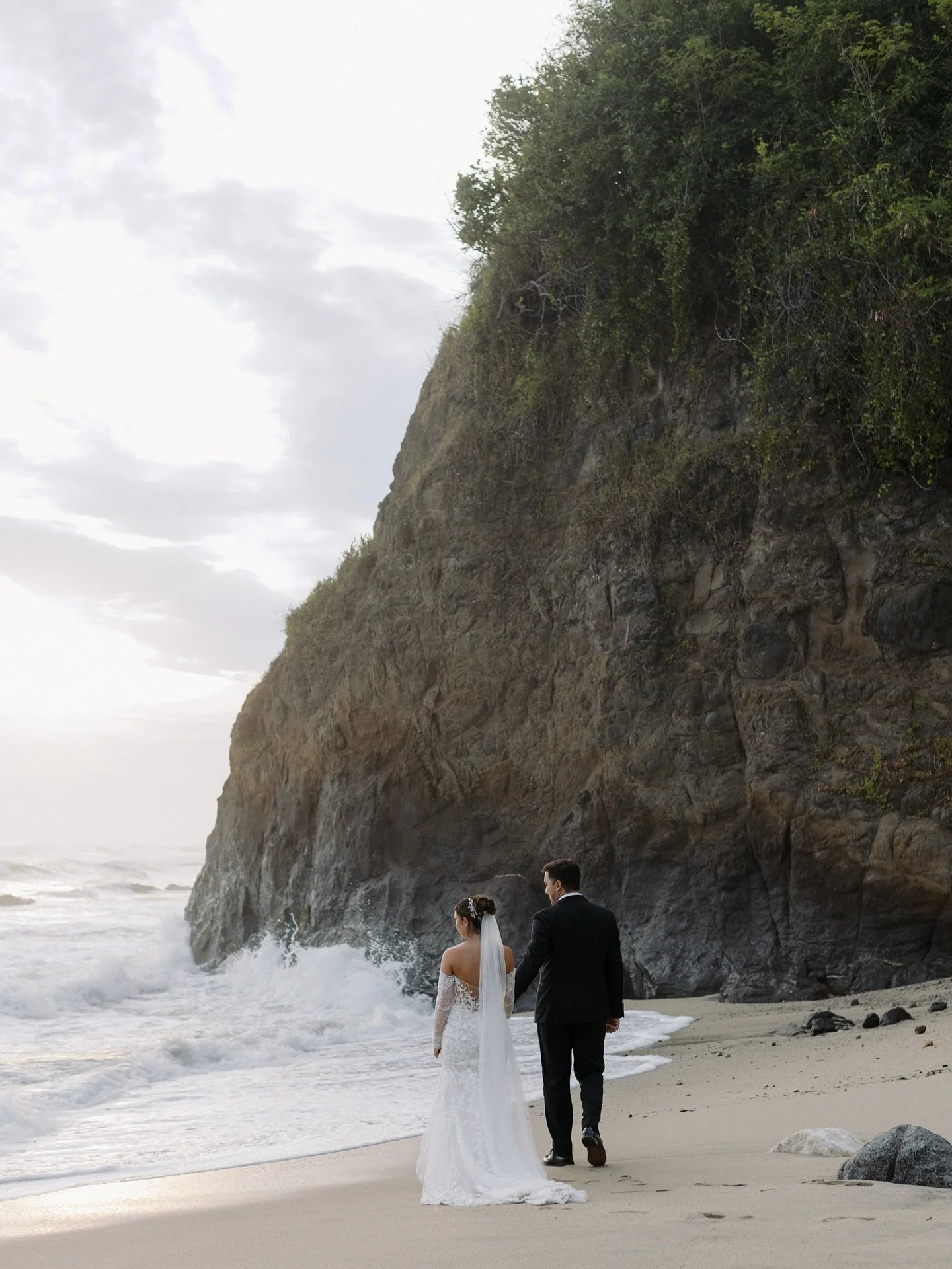 Congratulations to Hunter and Austin who celebrated their wedding on the beautiful beaches of Bahia Mita, Mexico. 
.
.
Planner: @ximenaweddings 
.
.
[ Couple getting married near Punta Mita, Mexico. Film and documentary wedding photographer captured 