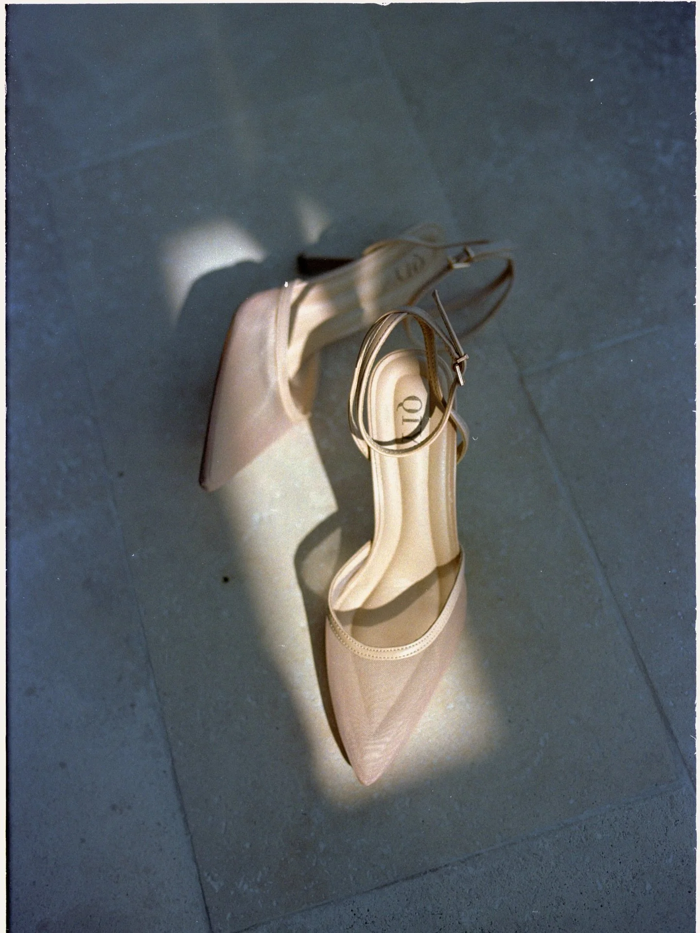 Some new 35mm film scans 🎞️ 
.
.
.
.
.
.
.
.
.
.
.
.
[ Candid moments captured on 35mm film of a bride and groom enjoying their mexican wedding day. Documented by a digital and film wedding photographer. ]
.
.
.
.
.
#wedding2026 #nizucresort #Weddin