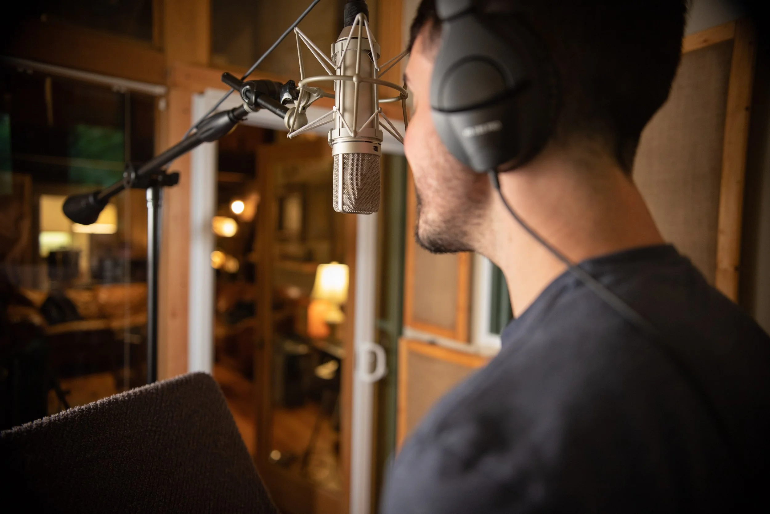 Is It Really Worth It to Hire a Recording Studio? 5 Factors to Consider