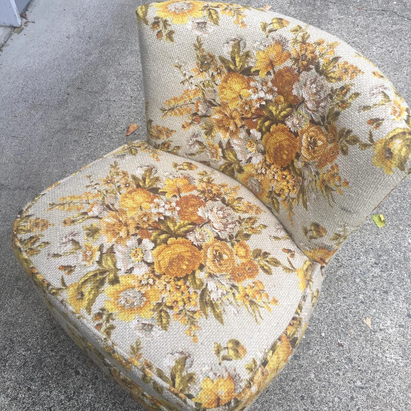 This is my vision for this chair( it swivels) it was Phils moms, I remember sitting in this chair in her bedroom while she showed me all the clothes she bought for going back to school to teach 3 rd grade &hearts;️