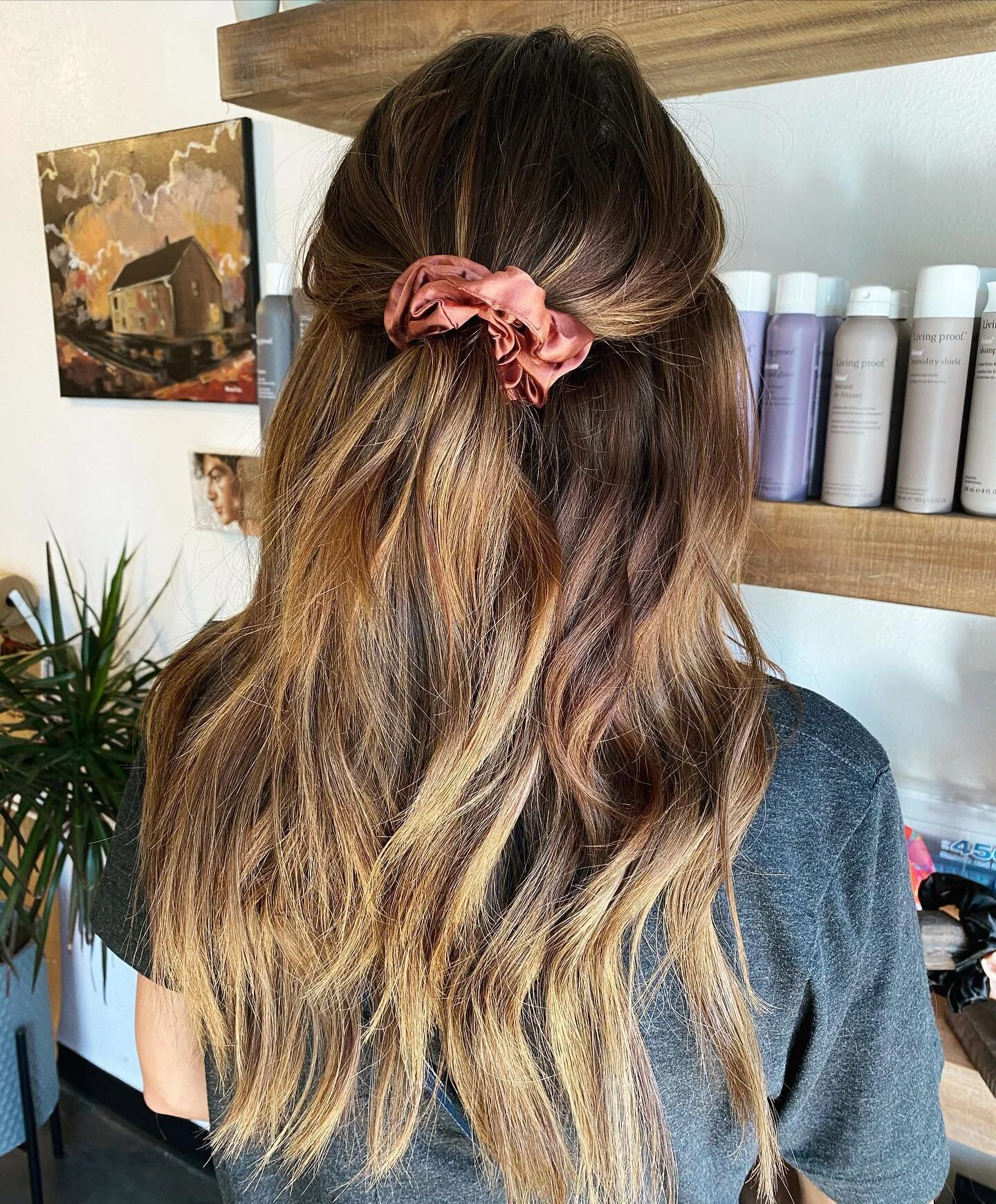 🍂 Fall VIBES 🍂
.
.
2 rows of @invisiblebeadextensions and the perfect scrunchie. I&rsquo;m so glad scrunchies are back in style! They are so gentle on the hair, and honestly who doesn&rsquo;t love accessorizing with them! 
.
.
Click the link in my 