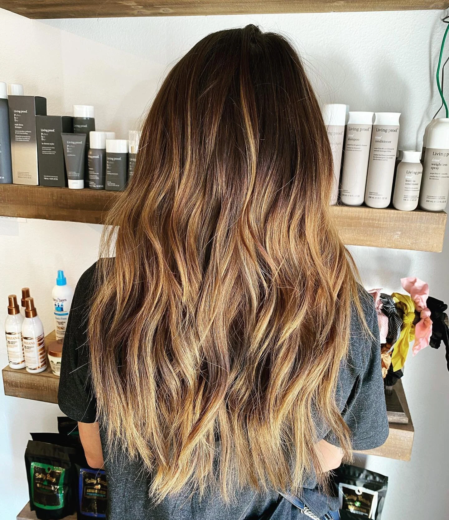 What a MANE 😍
.
.
2 rows of @invisiblebeadextensions on this babe! This beautiful, low maintenance grow out is giving everyone ALL the fall vibes! 
.
.
✨Do you want to know more about Invisible Bead Extensions? Click the link in my bio and start you