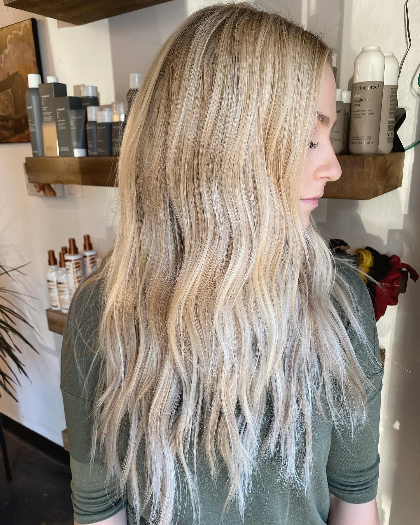 Can you believe this is her NATURAL hair color?!

2 rows of @invisiblebeadextensions, and 3 different colors of @covetandmane hair to match this babe&rsquo;s color and add ALL the dimension! 

Interested in Invisible Bead Extensions? Click the link i