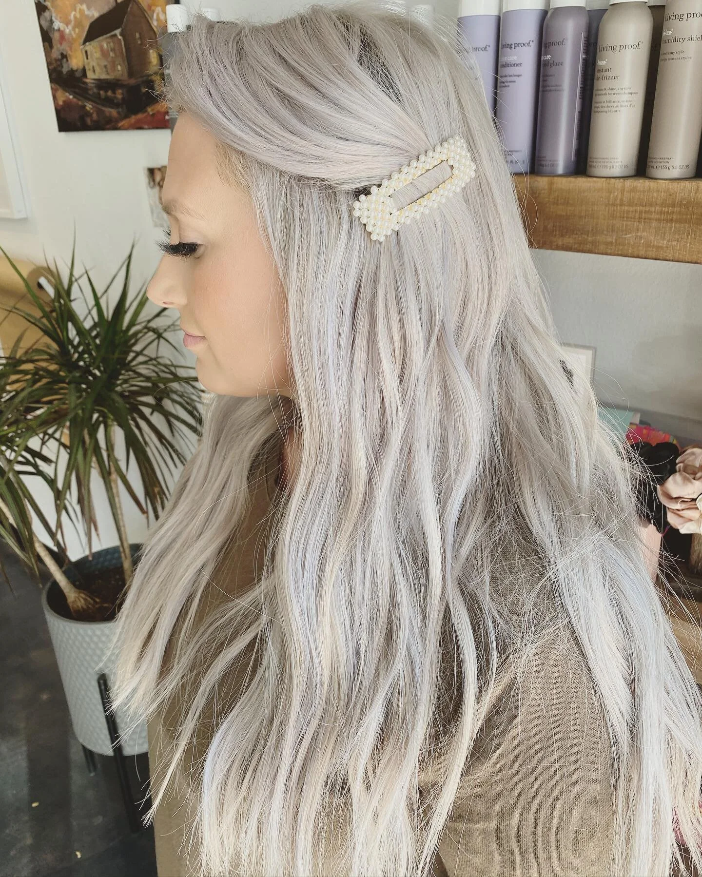 Instant cool girl hair ✌🏻

2 rows of @invisiblebeadextensions on this platinum babe! Even with a platinum hair color like this, we still used 2 different shades of @covetandmane hair for the perfect blend! 

Interested in Invisible Bead Extensions? 