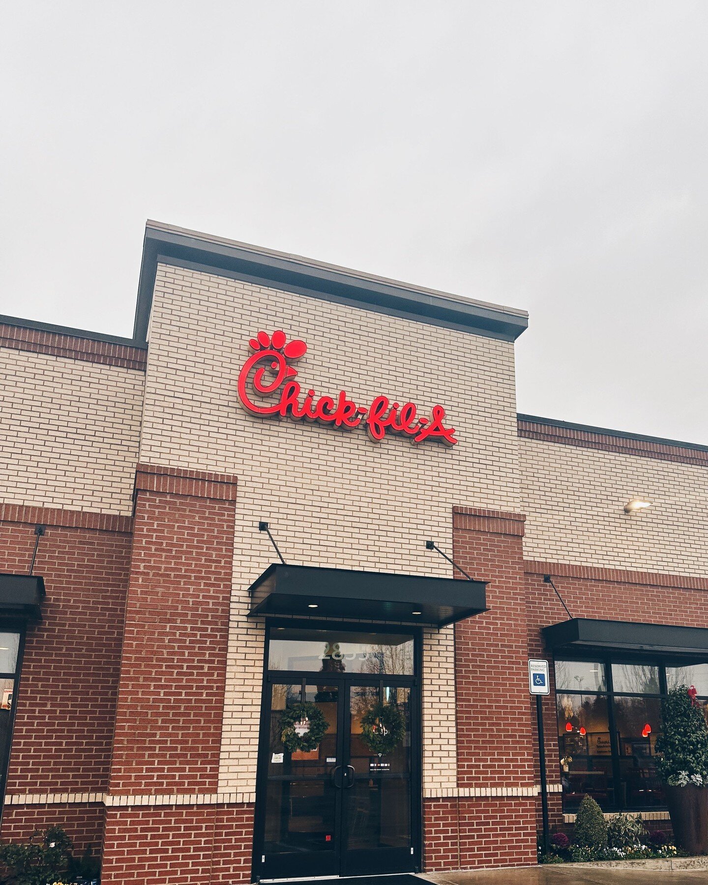 ✨ Happy Friday! ✨

Make the most of this marvelous day and enjoy it to the fullest! 

.
.
.
.
.
#chickfila #chicken #food #thelittlethings #hillsboroeats #sandwich #nuggets #sauce #tanasbourne #pdx #portland #eatmorchikin #pdxfood #portlandnw #cfatan