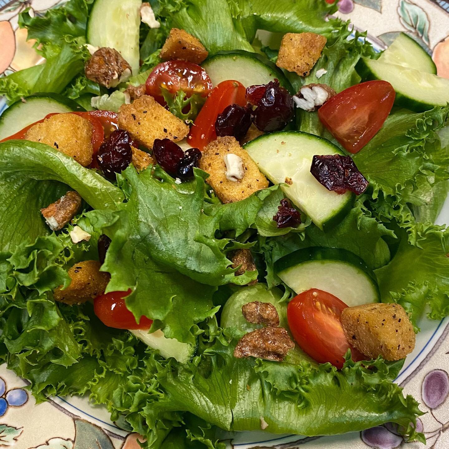 Creation from one of our #ohiolocals Alison who loves our leafy greens! She made this salad with cucumbers, tomatoes, cranberries, croutons, and spiced pecans! #handsfreecultivation #ohiofarm #ohioproduce #healthyeating