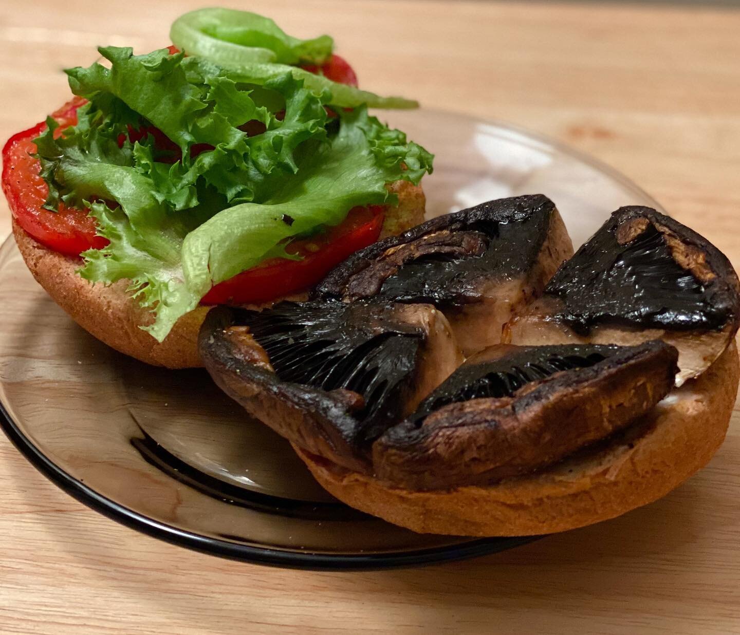 Check out this #vegetarian #bltsandwich using a Kaiser roll, mushroom, tomato, mayo, and our leafy greens! 

#handsfreecultivation #ohiofarm #ohiofarmers #ohiohealth