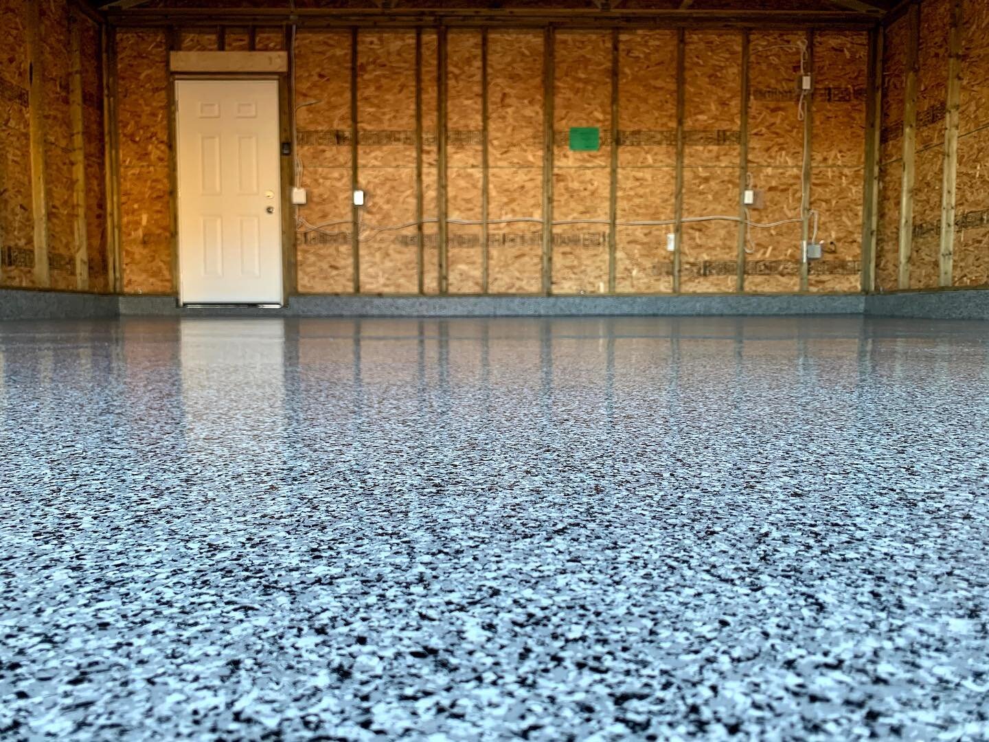 Our shadow flake w/ Polyaspartic topcoat on this new garage build. Couldn&rsquo;t ask for a better job to wrap up the week!  #canuckcoatings #concrete #epoxy #epoxyresin #epoxyart #epoxyfloor #polyaspartic #polyasparticcoatings #epoxyflooring #epoxyl