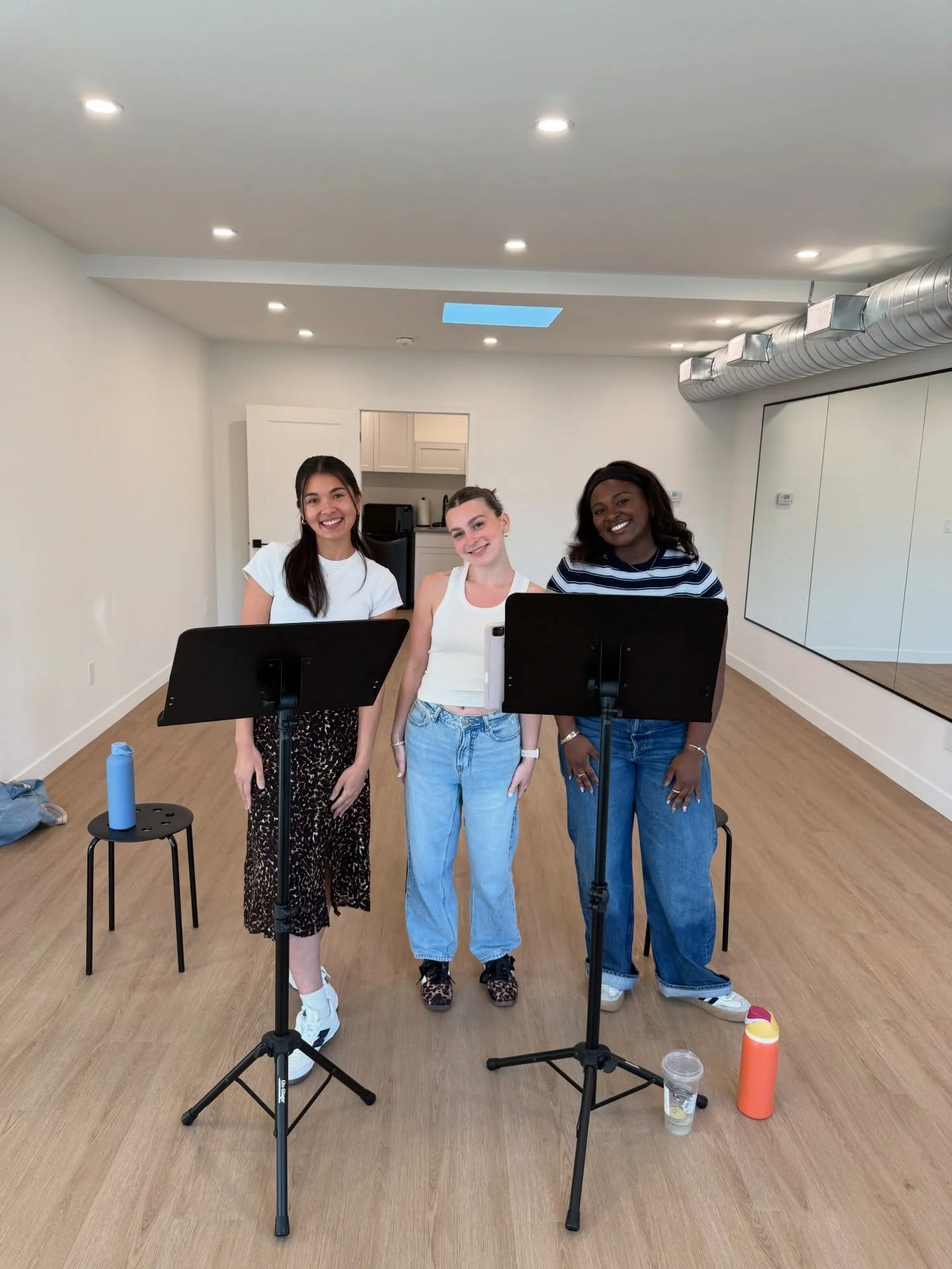 Some of my FAVE PEOPLE! Today we worked on high level harmonies in both a Pop and Musical Theatre context 🤭 Swipe for some behind the scenes 😎