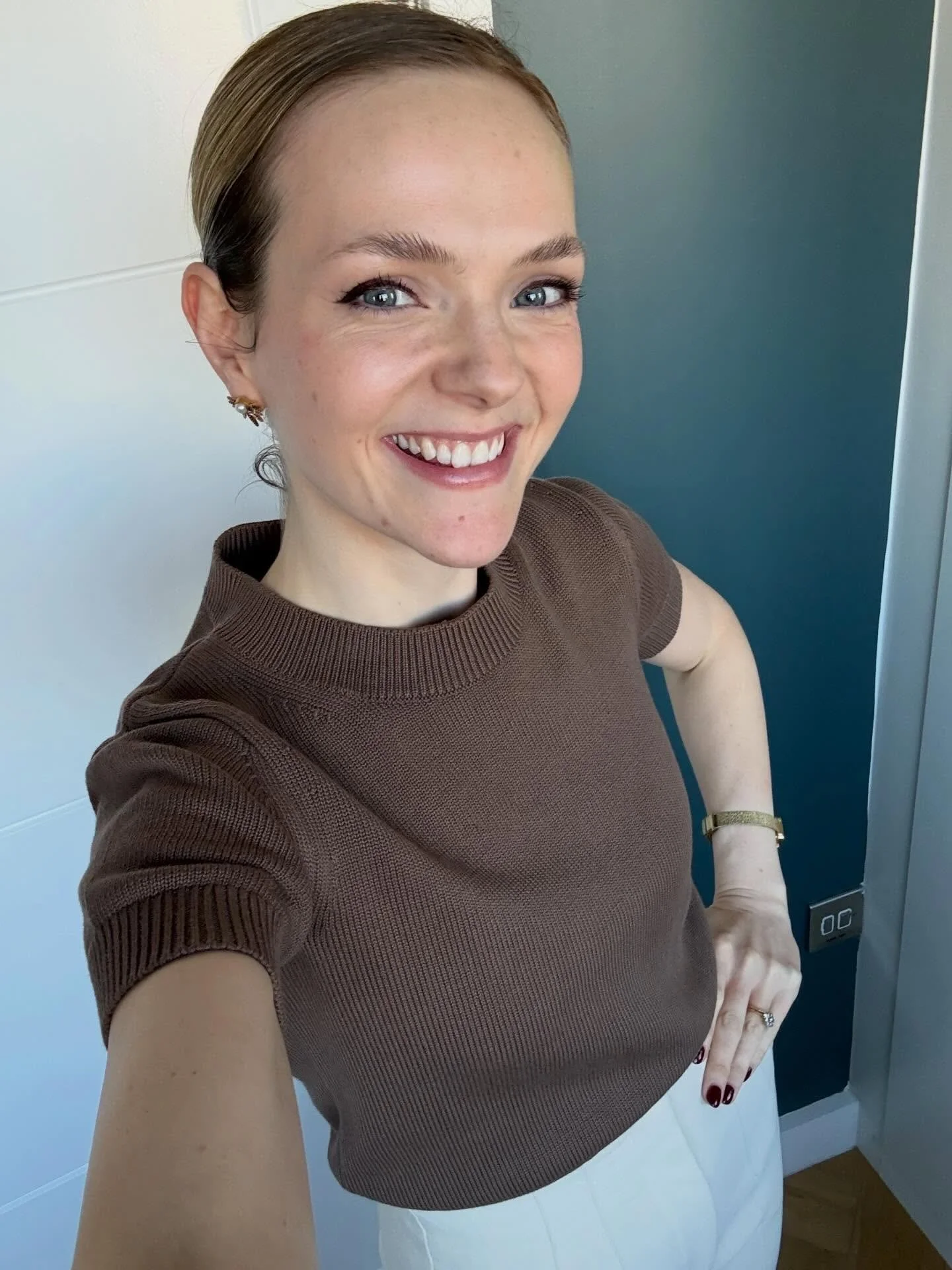 Hi 👋 I&rsquo;m Beth, and Executive Coach working with senior leaders and high performing teams. 

From the outside, most teams look productive

But underneath, priorities are slightly different&hellip;

Decisions take longer, and the same conversati