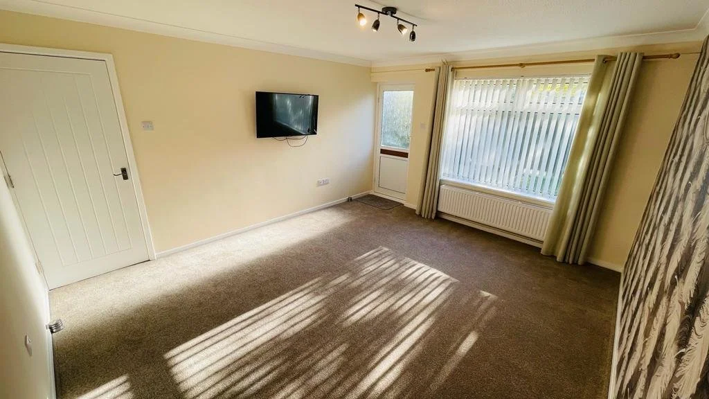 LOUNGE (TV not included)
