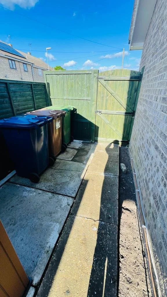 SIDE GARDEN AREA BIN STORE