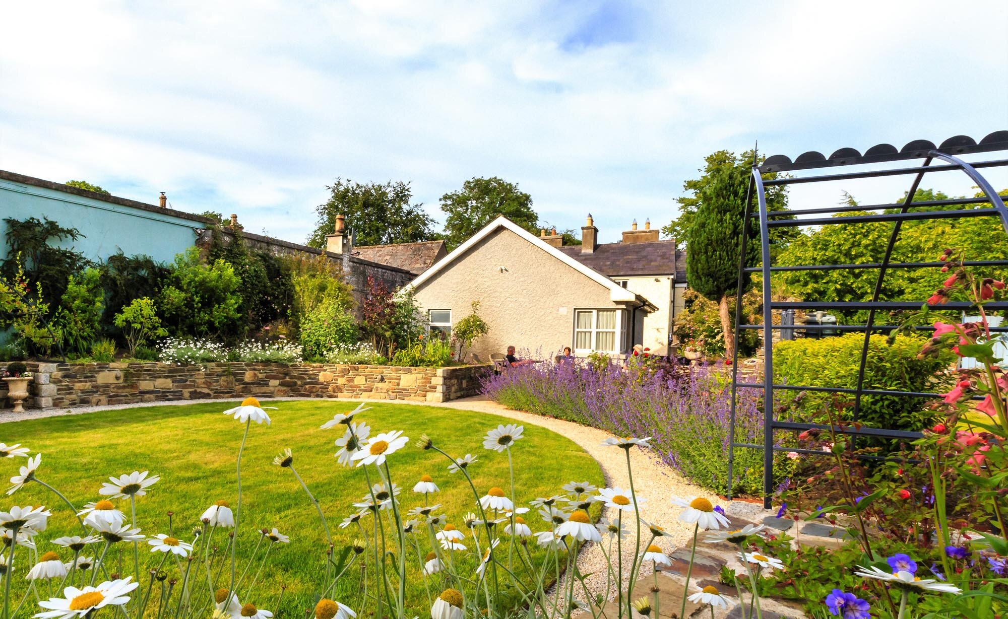 english-style-country-garden-paths.jpg
