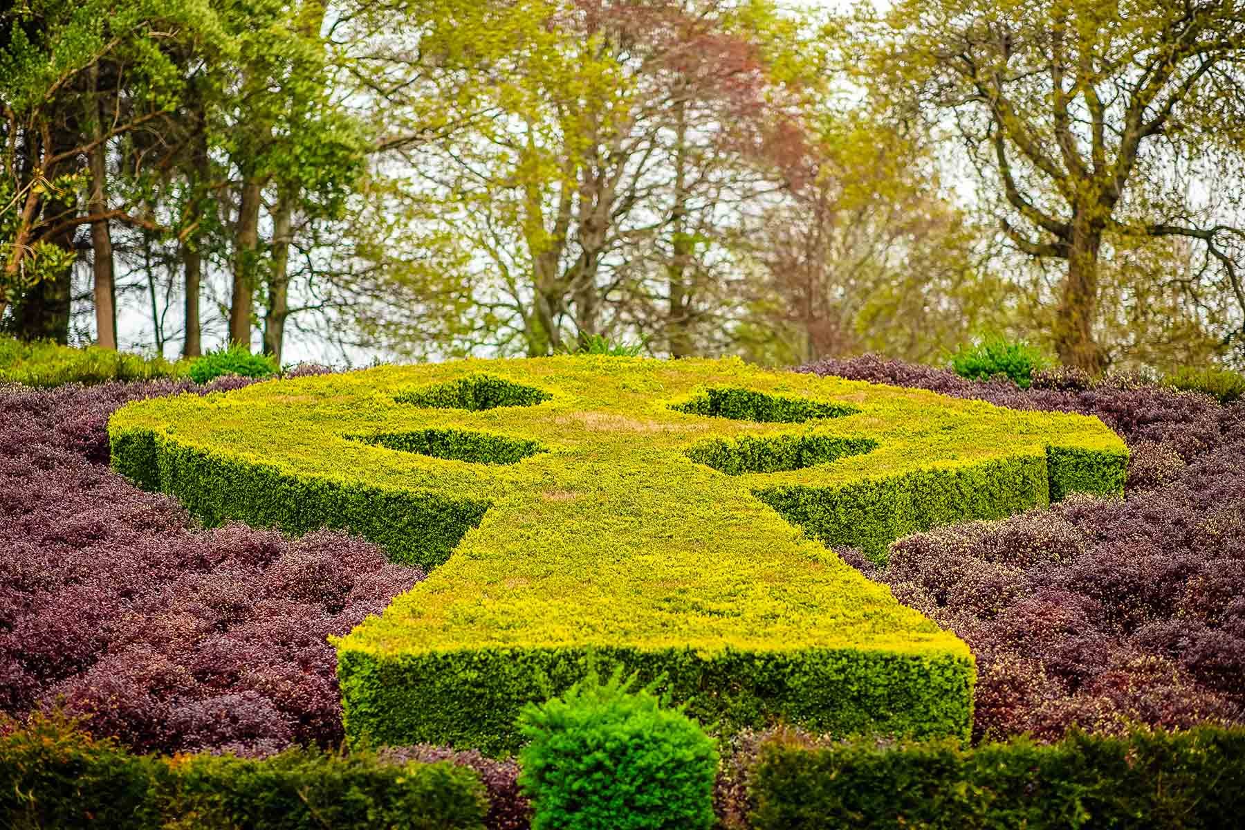 druids-glen-golf-course-celtic-cross-design-close up.jpg