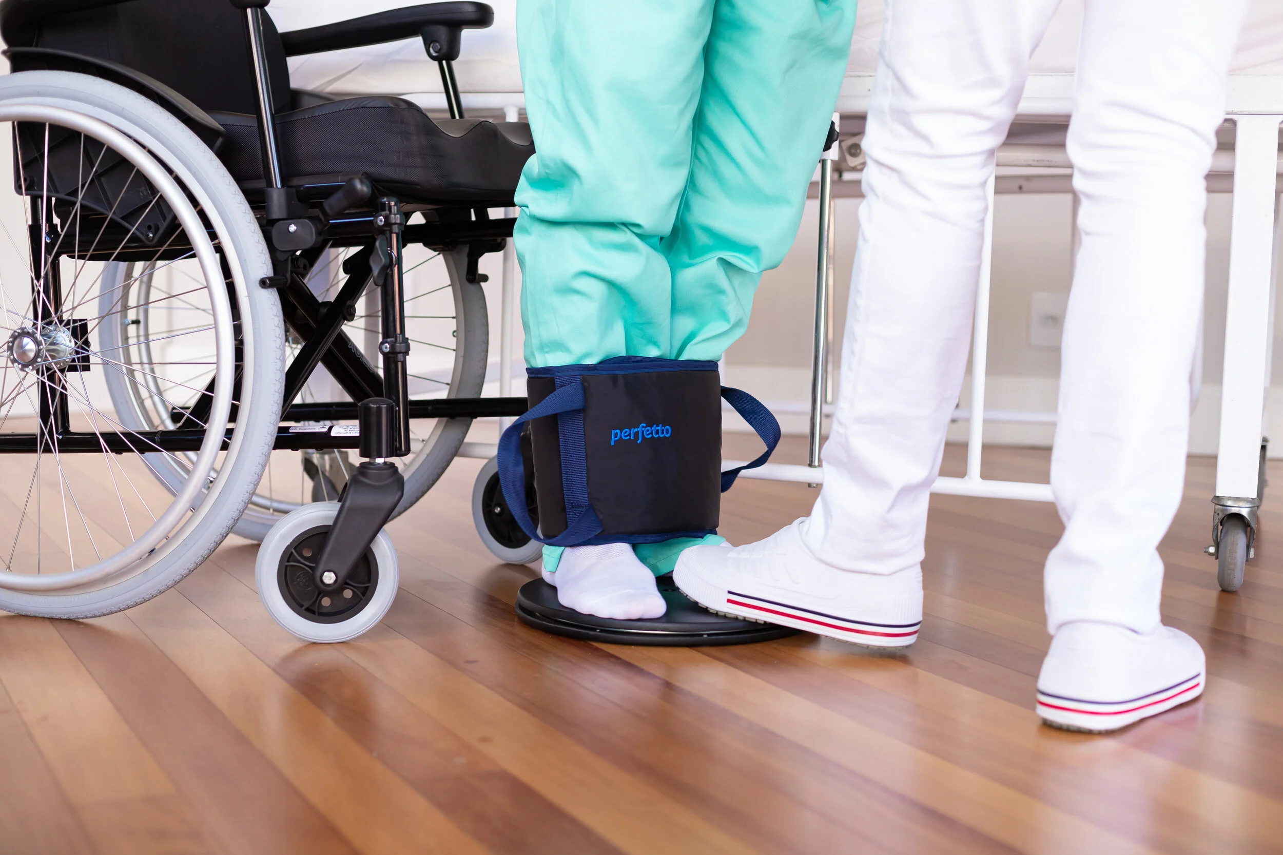 TransferÃªncia da cama para cadeira de rodas.