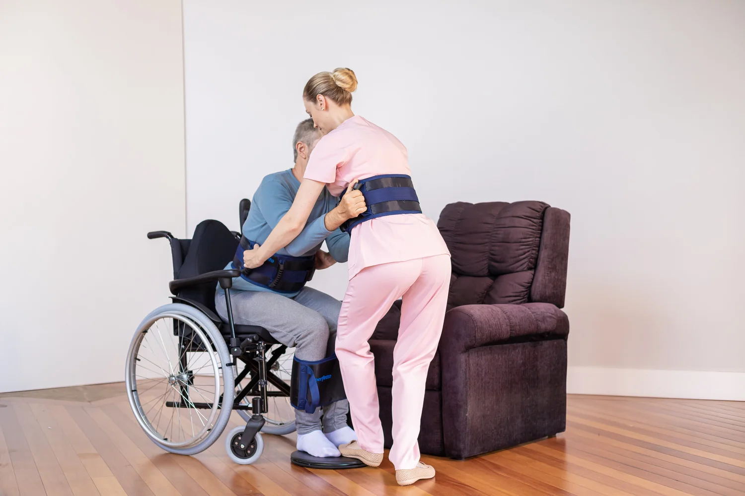 Transferência entre a cadeira de rodas e outros assentos.