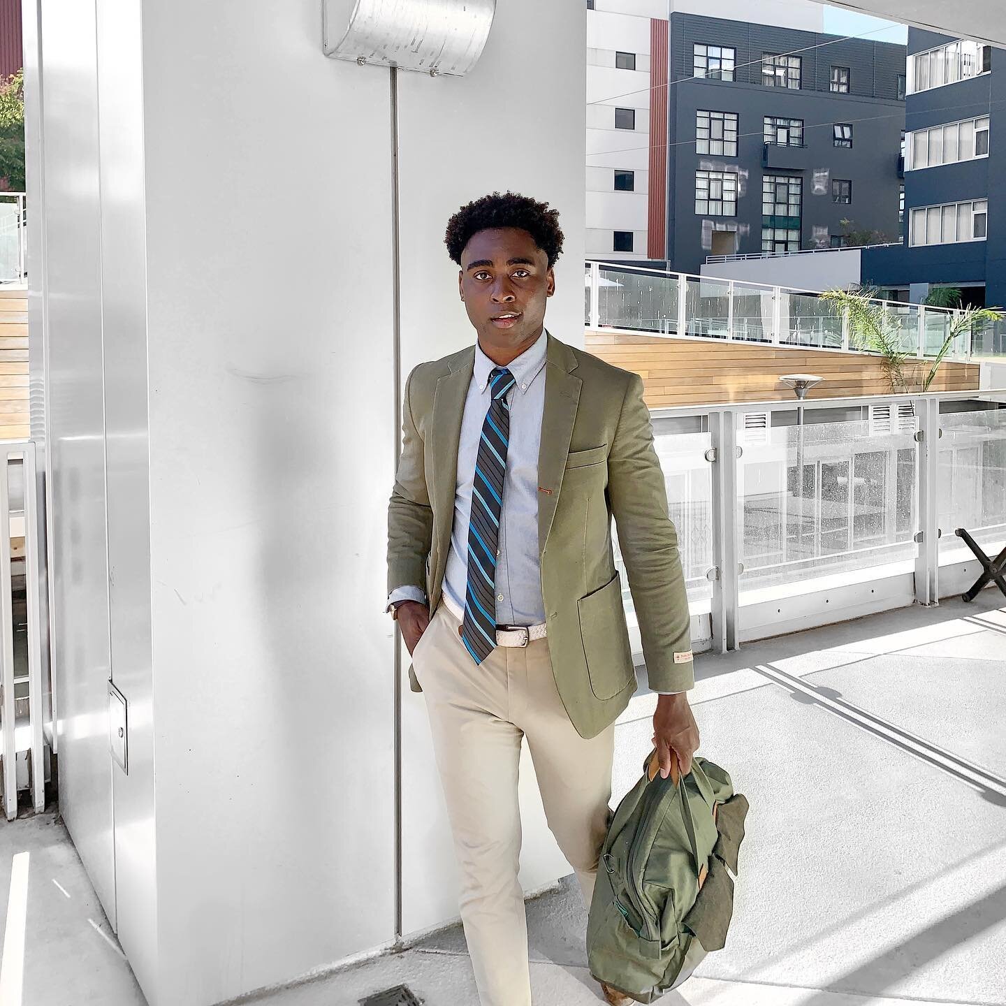 Happy Friday! Looking fall appropriate rocking this lovely Twill Sports Blazer from @redfleece  #SparksNStyle #RedFleece ⠀⠀⠀⠀⠀⠀⠀⠀⠀⠀⠀⠀ ⠀⠀⠀⠀⠀⠀⠀⠀⠀⠀⠀⠀ ⠀⠀⠀⠀⠀⠀⠀⠀⠀⠀⠀⠀ 

#dapperman #blackmen #brooksbrothers #dtla #4chair #suited
