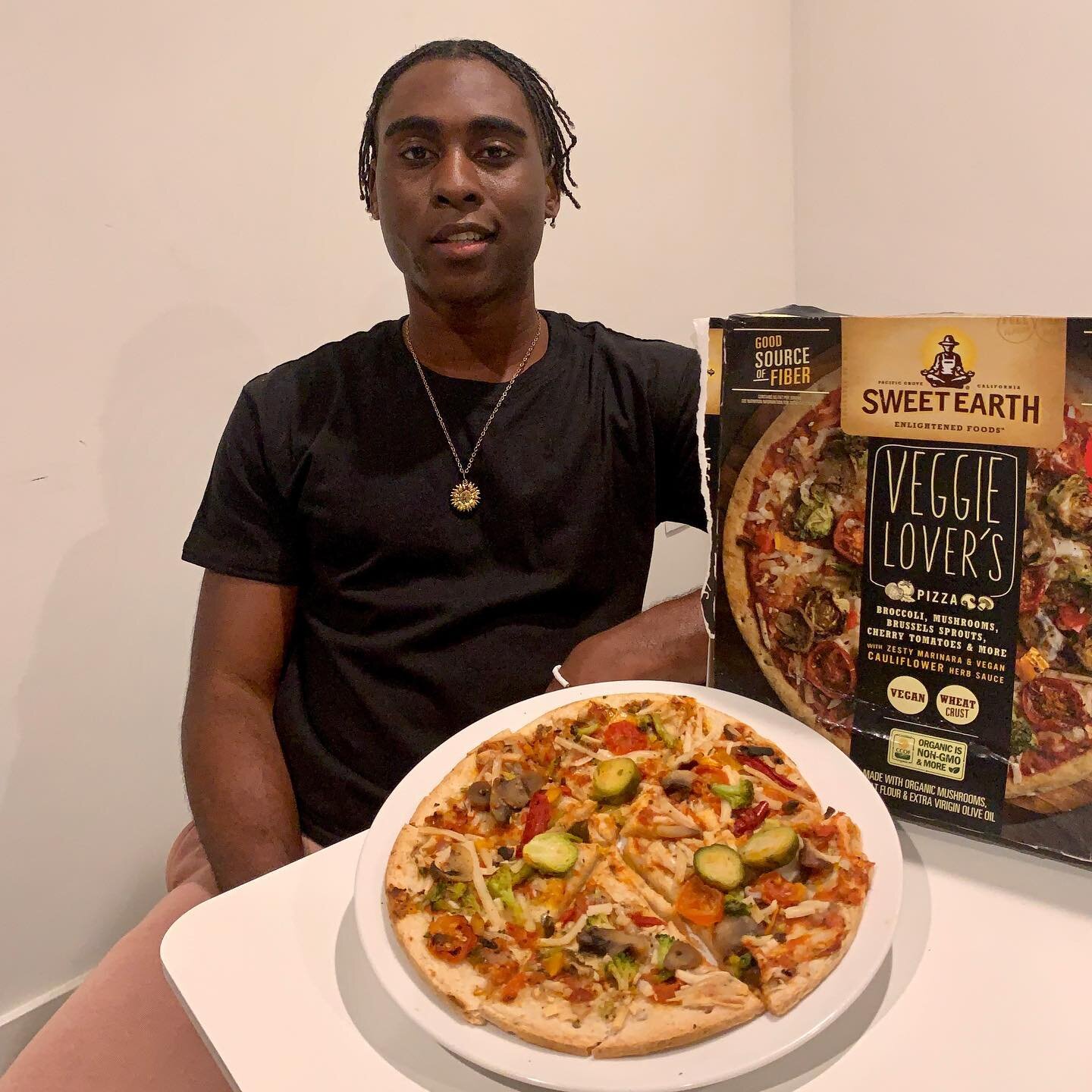 Making dinner tonight was pretty easy as I only had to pop a pizza in the oven. 🍕I tried a few of @sweetearthfoods pizzas already so tonight I tried the Veggie Lover&rsquo;s Pizza, topped with a variety of veggies and delicious wheat crust. 😋 #EatW