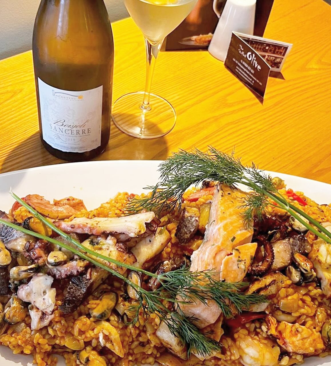 Summer days&hellip;. Fresh fish&hellip;. A crisp glass of white&hellip;.. we are open all weekend&hellip;. Pop by ☀️🍴