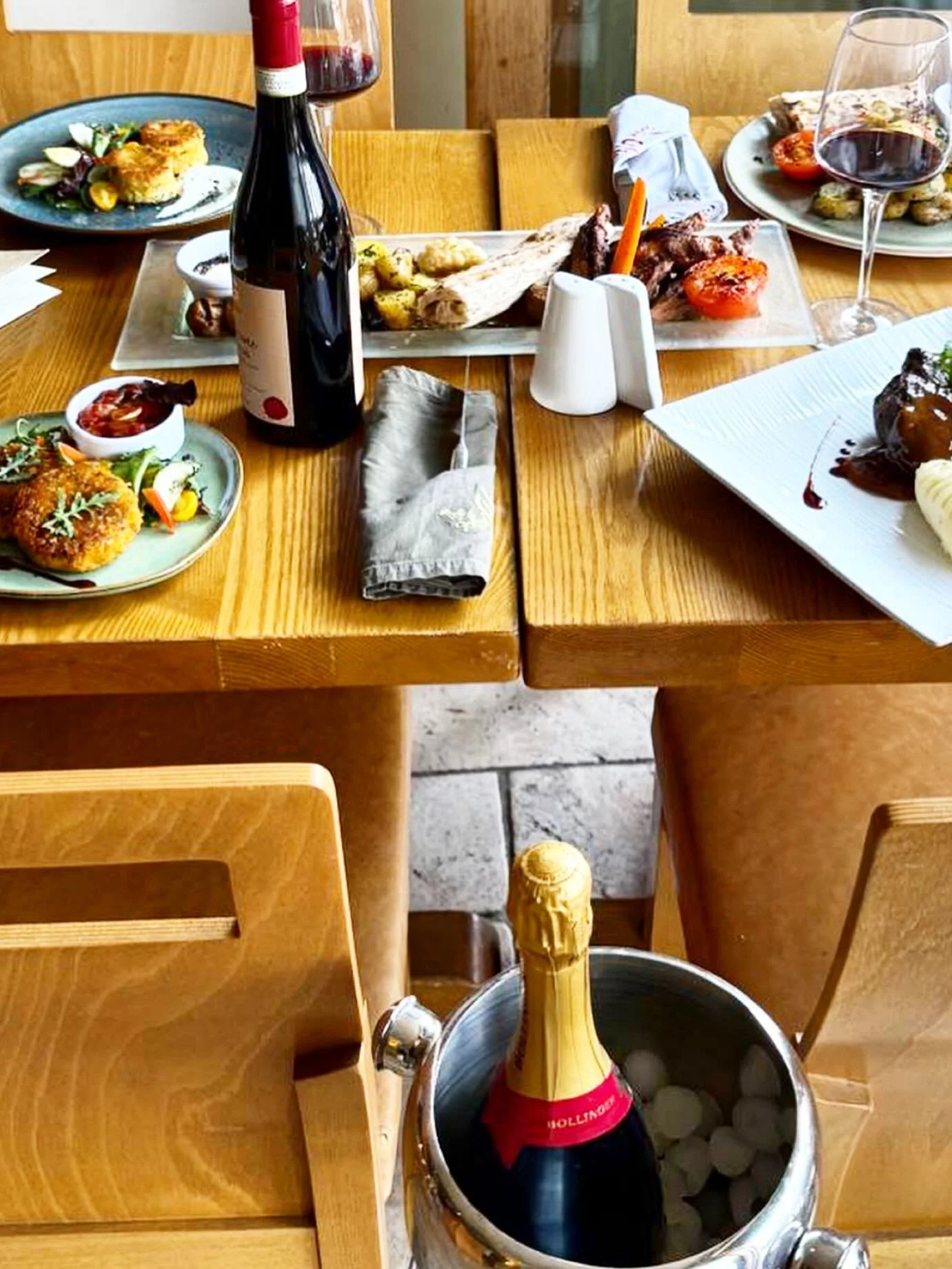 Make this table your table this weekend…. Open all day every day - enjoy our delicious menu & fine wines… Book or stop in - we’re easy..! 🎃 🍽️🍷