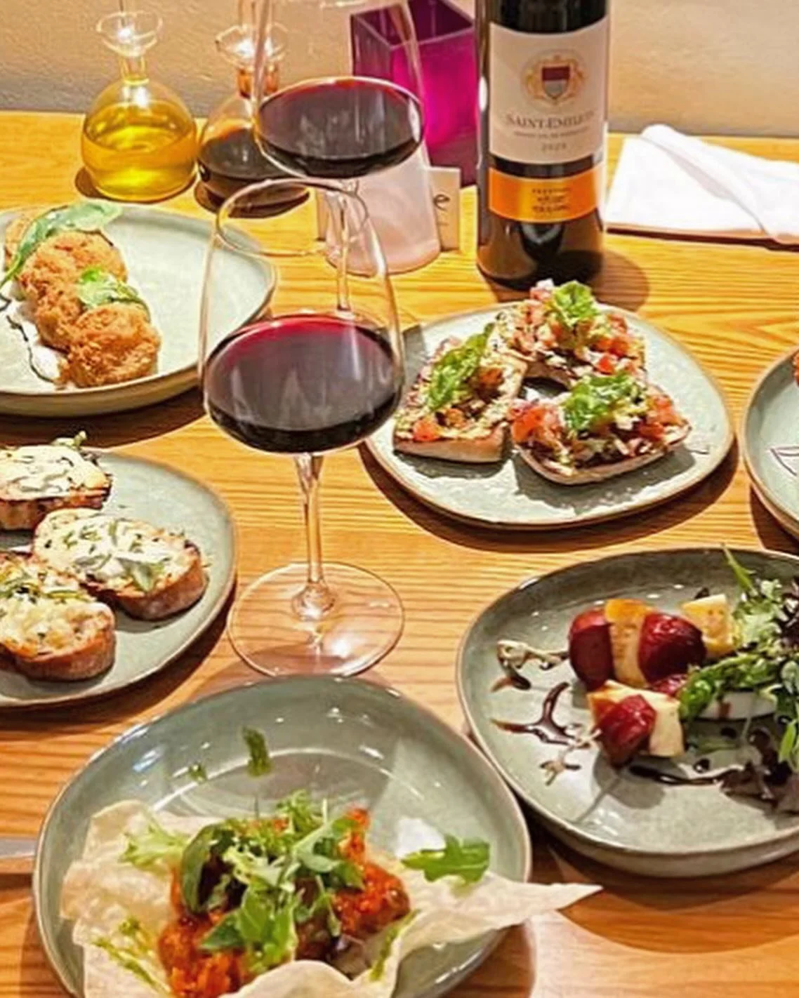 🆘 Don&rsquo;t panic!!!😱 Mother&rsquo;s Day is this weekend! There&rsquo;s still some spaces with us! Book online or give us a call!! 01604 631631 Open all day from 12&hellip; Enjoy family time with us 🥂🎷 Live sax lunch time&hellip; @rolycoxsax