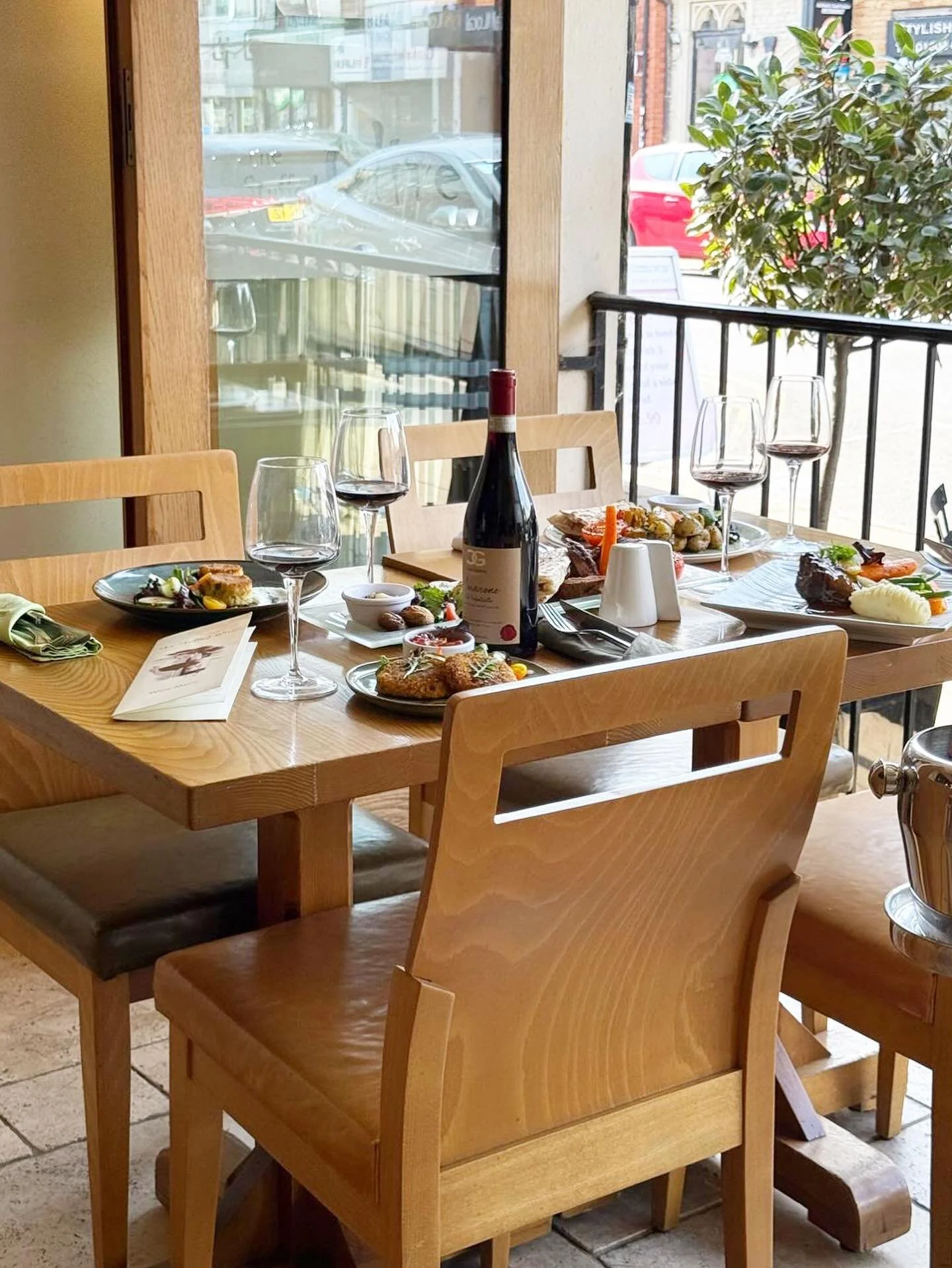 ☀️☀️☀️☀️🙌🙌🙌 Come Eat with us! Enjoy the weather inside/outside! 🍽️🥂