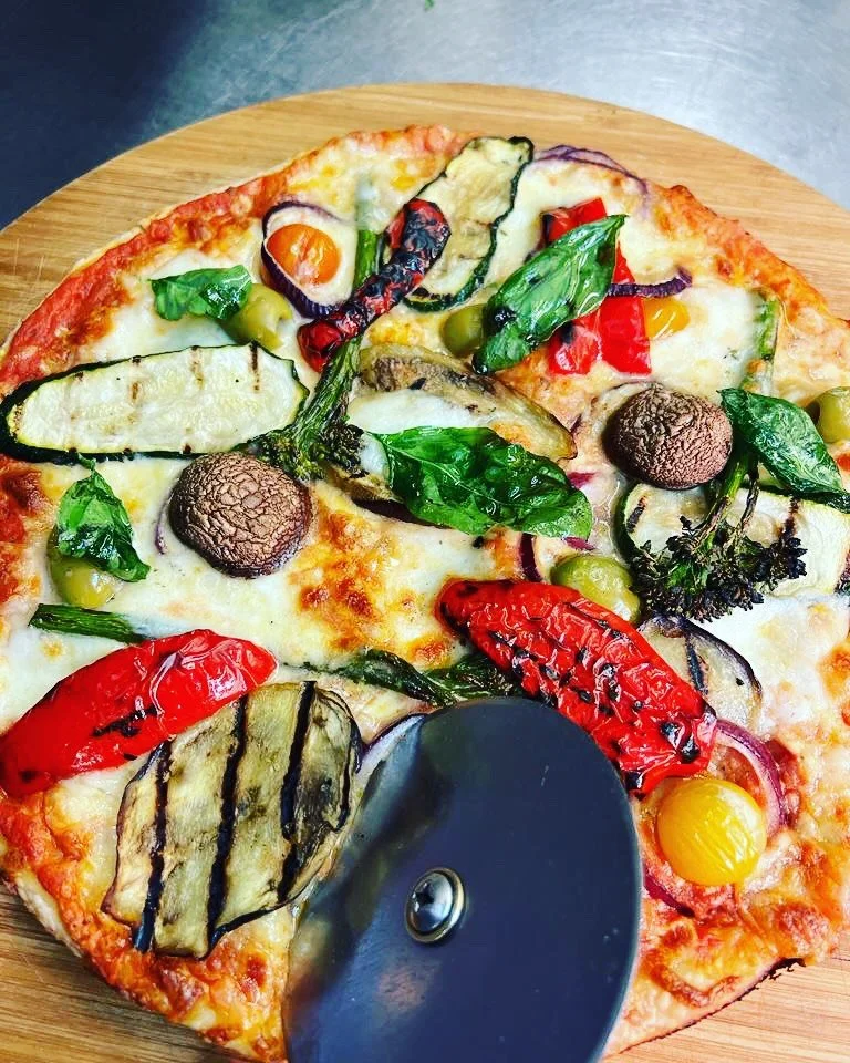 😎☀️😎☀️😎☀️🙌🍽️🥂🤷&zwj;♀️ Why not pop in&hellip; Sunny day, good food&hellip;. Watch the world go by! start your bank holiday weekend off with us! Open all day from 12&hellip;. Ask for pizza choices! 🍕 🙃