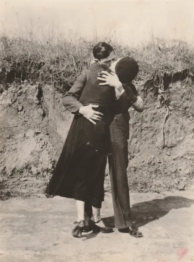 Bonnie and Clyde Kissing.png