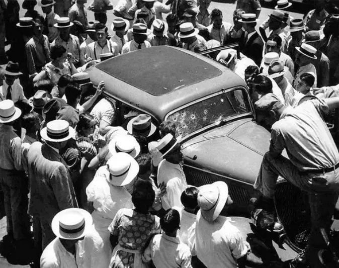 Bonnie and Clyde Car Crowd.png