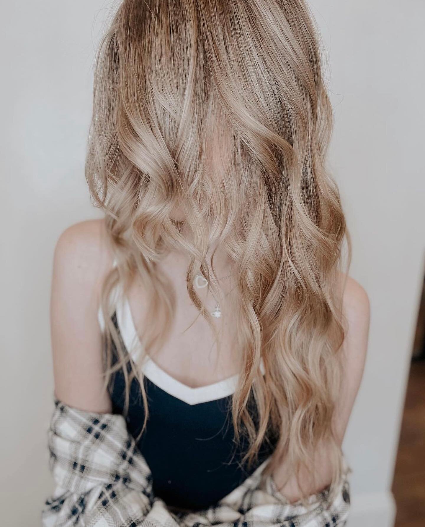 Fresh blonding for the summer✨color by @hannaelizabethhair swipe for before⬅️ #seattlecolorist #seattlehaircorist #blonde #teasylights #milbon #k18 #davines #balayage #foils #beautifulhair