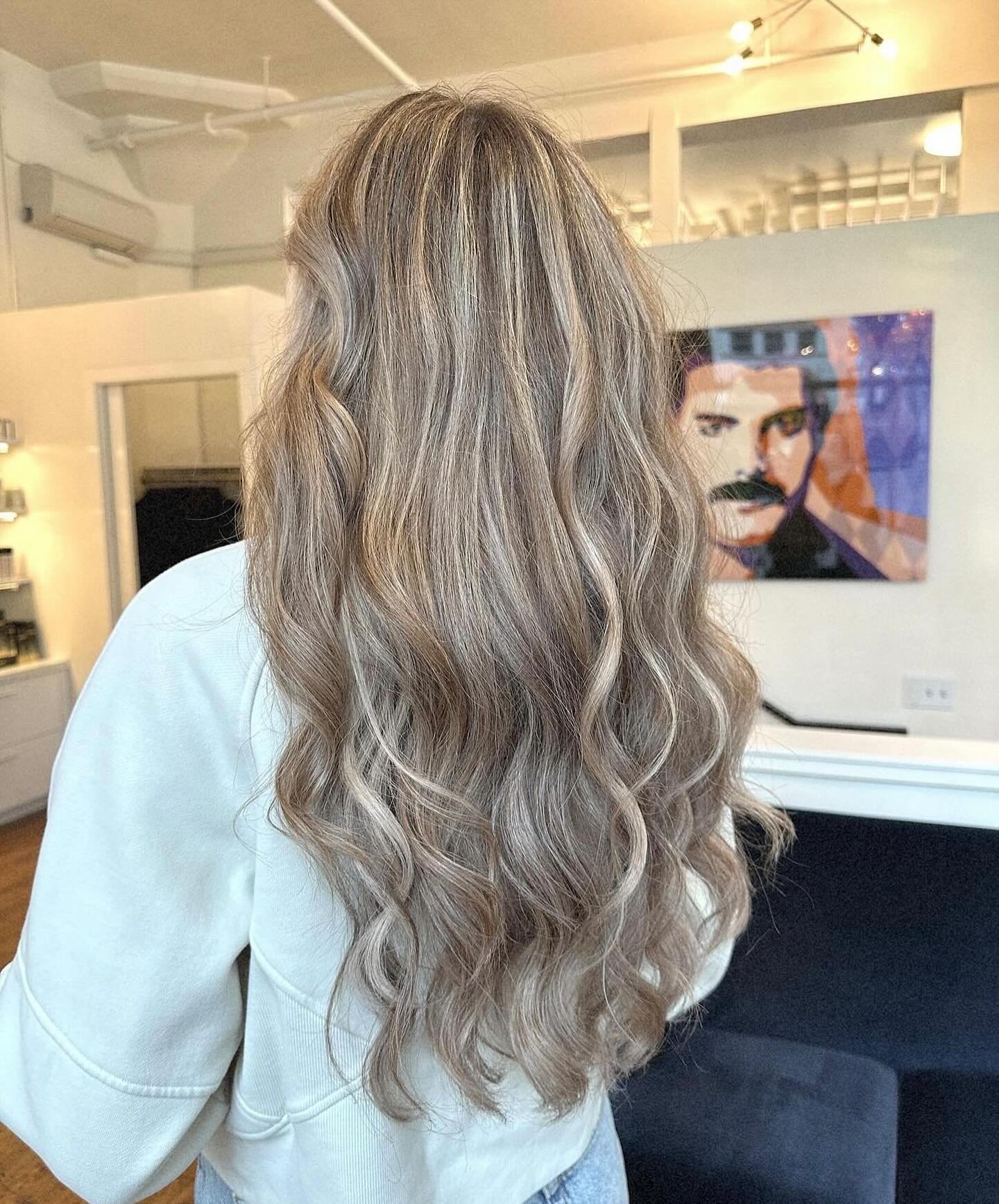 Dimensional blonde by @noelledoeshairr #blonde #dimensionalblonde #highlights #seattlecolorist #seattlehairdresser #davines #blondehaircolor