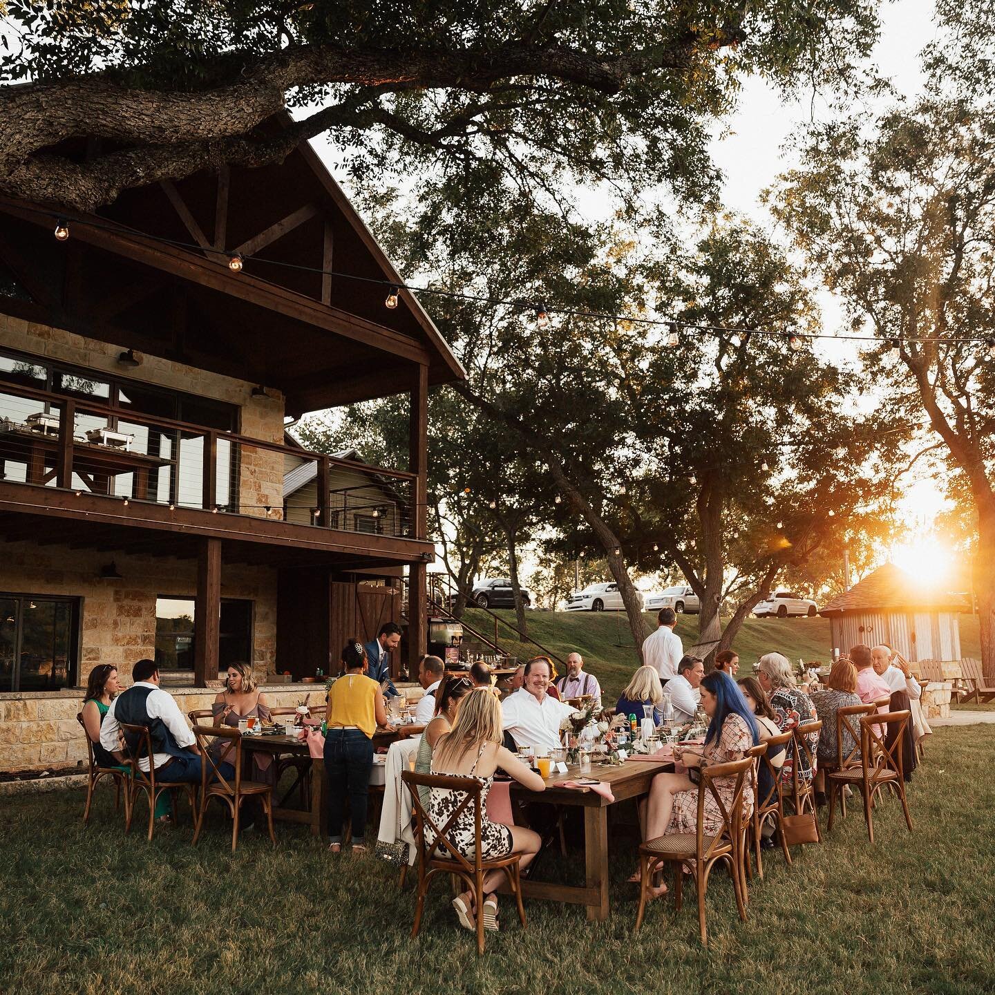 Three of my very favorite wedding things: outdoor golden hour receptions, laid back atmospheres, and your loved ones toasting to your forever✨🥂