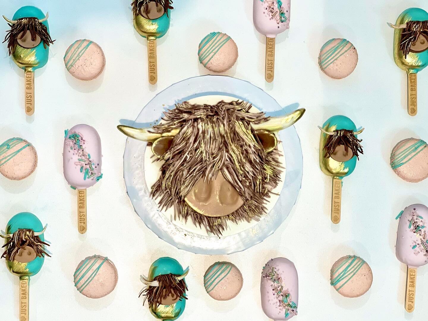 Moo-d: Feeling Fab. 
.
.
.
#baking #dessert #cupcake #macarons #instagood #royalicing #cake #bakedgoods  #pastrychef #foodstyling #picoftheday #cutecake #ganache #thatsdarling #buttercream #bakery #justbaked #chef #desserttable #buttercream #sugarcoo